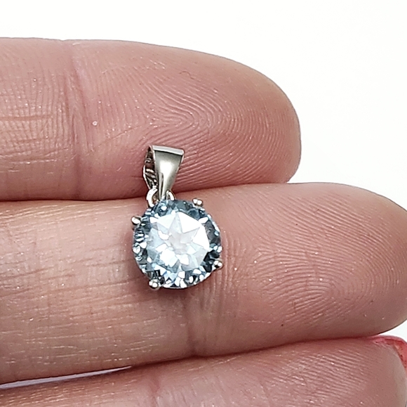 2.00 ct Blue Topaz Solitaire Silver Pendant - Picture 6 of 8